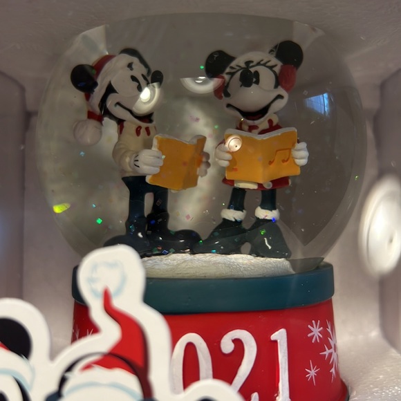 Disney Mickey Mouse and Minnie Christmas snow globe 2021 - Picture 2 of 5